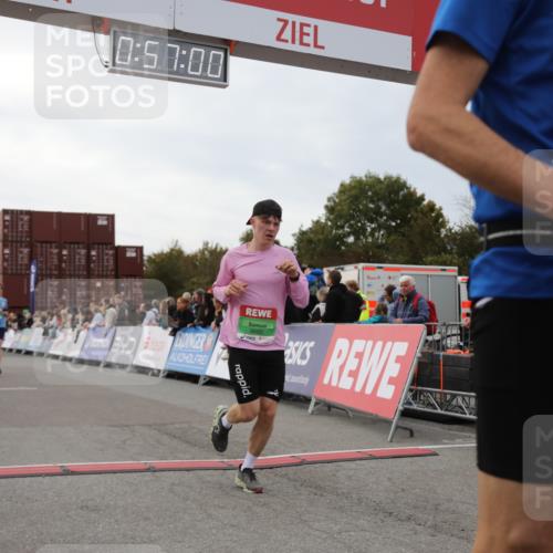 03.10.2025 - Köhlbrandbrückenlauf Yannick Fuchs http://msf.ph/oto/8984887 03.10.2025 15:56:58 Ziel 7041, 7882, 9226, 9665, 9751 meine-sportfotos.de