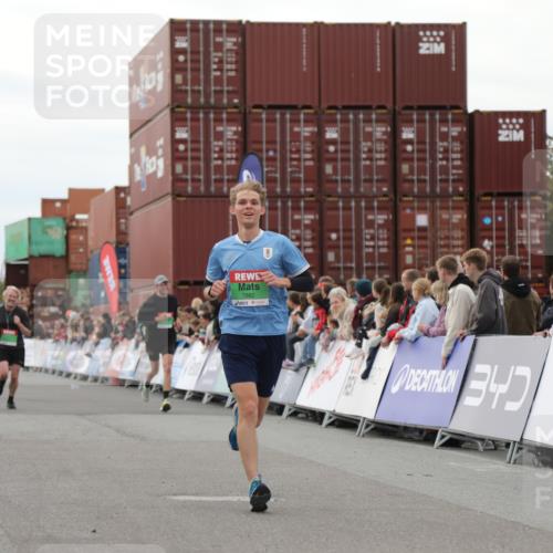 03.10.2025 - Köhlbrandbrückenlauf Yannick Fuchs http://msf.ph/oto/8984898 03.10.2025 15:56:59 Ziel 7041, 7882, 9226, 9665, 9751 meine-sportfotos.de