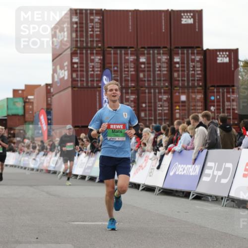 03.10.2025 - Köhlbrandbrückenlauf Yannick Fuchs http://msf.ph/oto/8984900 03.10.2025 15:56:59 Ziel 7041, 7882, 9226, 9665, 9751 meine-sportfotos.de