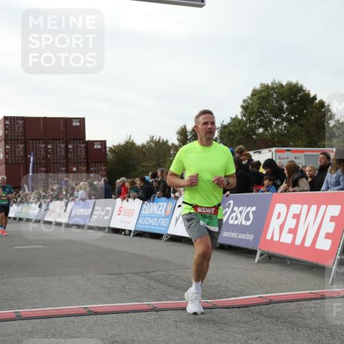 03.10.2025 - Köhlbrandbrückenlauf Yannick Fuchs http://msf.ph/oto/8984902 03.10.2025 16:09:42 Ziel 7272, 7305, 7306, 7452, 7498, 7583, 8814, 8826, 8834, 9024, 9097, 9150, 9181, 9301, 9567, 9600, 9671, 9748 meine-sportfotos.de