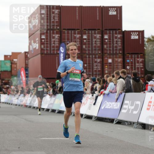 03.10.2025 - Köhlbrandbrückenlauf Yannick Fuchs http://msf.ph/oto/8984904 03.10.2025 15:56:59 Ziel 7041, 7882, 9226, 9665, 9751 meine-sportfotos.de