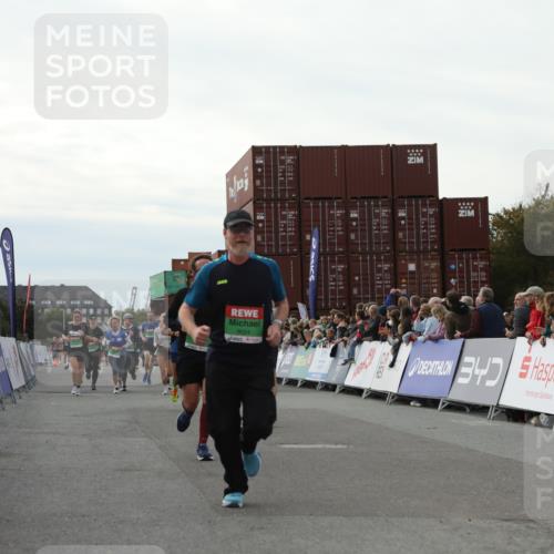 03.10.2025 - Köhlbrandbrückenlauf Yannick Fuchs http://msf.ph/oto/8984905 03.10.2025 16:09:42 Ziel 7272, 7305, 7306, 7452, 7498, 7583, 8814, 8826, 8834, 9024, 9097, 9150, 9181, 9301, 9567, 9600, 9671, 9748 meine-sportfotos.de
