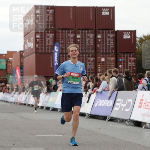 03.10.2025 - Köhlbrandbrückenlauf Yannick Fuchs http://msf.ph/oto/8984907 03.10.2025 15:57:00 Ziel 7041, 7882, 9226, 9665, 9751 meine-sportfotos.de