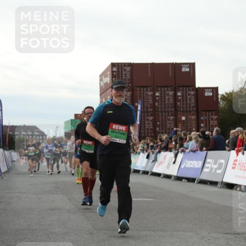 03.10.2025 - Köhlbrandbrückenlauf Yannick Fuchs http://msf.ph/oto/8984909 03.10.2025 16:09:43 Ziel 7272, 7305, 7306, 7452, 7498, 7583, 8814, 8826, 8834, 9024, 9097, 9150, 9181, 9301, 9567, 9600, 9671, 9748 meine-sportfotos.de