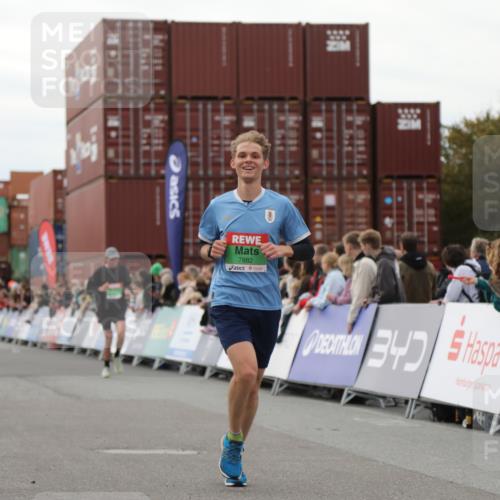 03.10.2025 - Köhlbrandbrückenlauf Yannick Fuchs http://msf.ph/oto/8984911 03.10.2025 15:57:00 Ziel 7041, 7882, 9226, 9665, 9751 meine-sportfotos.de