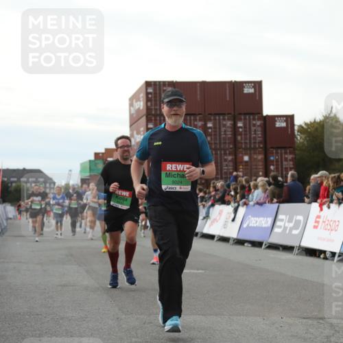 03.10.2025 - Köhlbrandbrückenlauf Yannick Fuchs http://msf.ph/oto/8984913 03.10.2025 16:09:43 Ziel 7272, 7305, 7306, 7452, 7498, 7583, 8814, 8826, 8834, 9024, 9097, 9150, 9181, 9301, 9567, 9600, 9671, 9748 meine-sportfotos.de