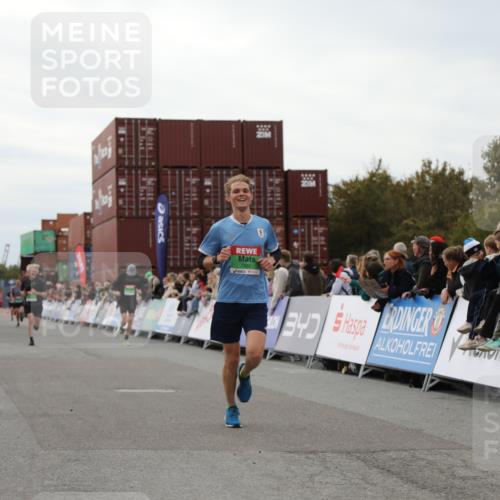03.10.2025 - Köhlbrandbrückenlauf Yannick Fuchs http://msf.ph/oto/8984915 03.10.2025 15:57:00 Ziel 7041, 7882, 9226, 9665, 9751 meine-sportfotos.de