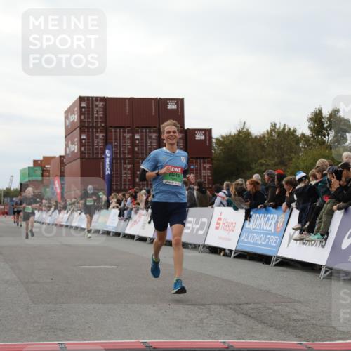 03.10.2025 - Köhlbrandbrückenlauf Yannick Fuchs http://msf.ph/oto/8984918 03.10.2025 15:57:00 Ziel 7041, 7882, 9226, 9665, 9751 meine-sportfotos.de
