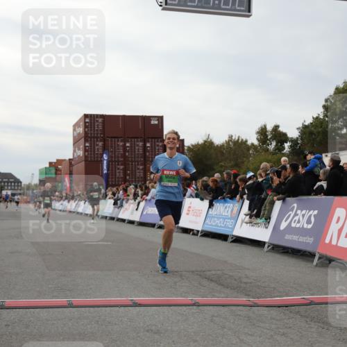 03.10.2025 - Köhlbrandbrückenlauf Yannick Fuchs http://msf.ph/oto/8984922 03.10.2025 15:57:00 Ziel 7041, 7882, 9226, 9665, 9751 meine-sportfotos.de