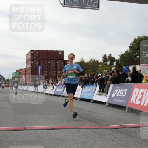 03.10.2025 - Köhlbrandbrückenlauf Yannick Fuchs http://msf.ph/oto/8984926 03.10.2025 15:57:01 Ziel 7041, 7882, 9665, 9751 meine-sportfotos.de