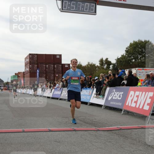 03.10.2025 - Köhlbrandbrückenlauf Yannick Fuchs http://msf.ph/oto/8984930 03.10.2025 15:57:01 Ziel 7041, 7882, 9665, 9751 meine-sportfotos.de