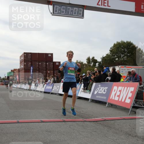 03.10.2025 - Köhlbrandbrückenlauf Yannick Fuchs http://msf.ph/oto/8984934 03.10.2025 15:57:01 Ziel 7041, 7882, 9665, 9751 meine-sportfotos.de