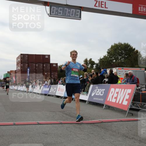 03.10.2025 - Köhlbrandbrückenlauf Yannick Fuchs http://msf.ph/oto/8984938 03.10.2025 15:57:01 Ziel 7041, 7882, 9665, 9751 meine-sportfotos.de