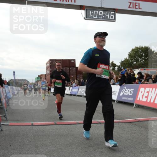 03.10.2025 - Köhlbrandbrückenlauf Yannick Fuchs http://msf.ph/oto/8984941 03.10.2025 16:09:44 Ziel 7272, 7305, 7306, 7452, 7498, 7583, 8814, 8826, 8834, 9024, 9097, 9150, 9181, 9301, 9567, 9600, 9671, 9748 meine-sportfotos.de