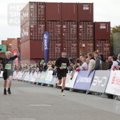 03.10.2025 - Köhlbrandbrückenlauf Yannick Fuchs http://msf.ph/oto/8984955 03.10.2025 15:57:02 Ziel 7041, 7882, 9751 meine-sportfotos.de