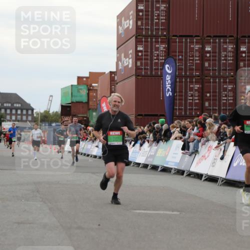 03.10.2025 - Köhlbrandbrückenlauf Yannick Fuchs http://msf.ph/oto/8984975 03.10.2025 15:57:03 Ziel 7041, 7593, 7618, 7882, 9751 meine-sportfotos.de