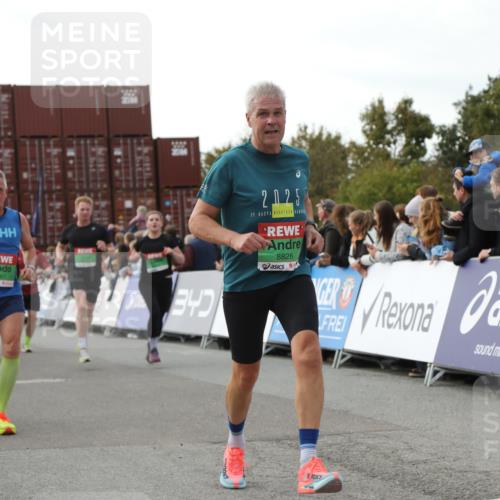 03.10.2025 - Köhlbrandbrückenlauf Yannick Fuchs http://msf.ph/oto/8984976 03.10.2025 16:09:46 Ziel 7272, 7305, 7306, 7452, 7498, 7583, 7742, 8814, 8826, 8834, 9024, 9097, 9181, 9567, 9600, 9671, 9748 meine-sportfotos.de