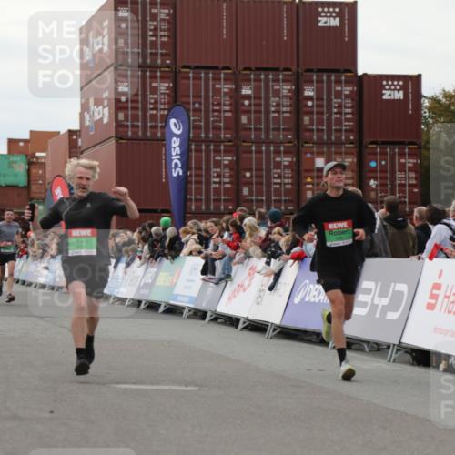 03.10.2025 - Köhlbrandbrückenlauf Yannick Fuchs http://msf.ph/oto/8984978 03.10.2025 15:57:03 Ziel 7041, 7593, 7618, 7882, 9751 meine-sportfotos.de
