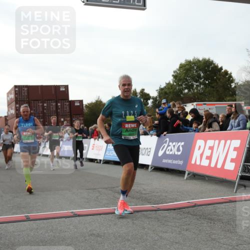 03.10.2025 - Köhlbrandbrückenlauf Yannick Fuchs http://msf.ph/oto/8984984 03.10.2025 16:09:46 Ziel 7272, 7305, 7306, 7452, 7498, 7583, 7742, 8814, 8826, 8834, 9024, 9097, 9181, 9567, 9600, 9671, 9748 meine-sportfotos.de