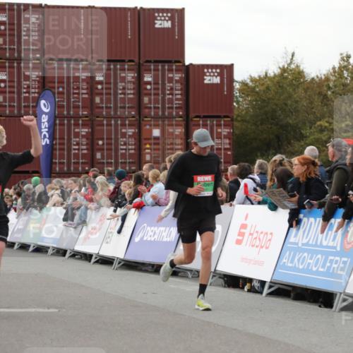03.10.2025 - Köhlbrandbrückenlauf Yannick Fuchs http://msf.ph/oto/8984987 03.10.2025 15:57:04 Ziel 7041, 7593, 7618, 7882, 9751 meine-sportfotos.de
