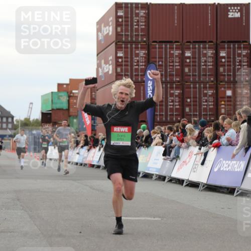 03.10.2025 - Köhlbrandbrückenlauf Yannick Fuchs http://msf.ph/oto/8984990 03.10.2025 15:57:04 Ziel 7041, 7593, 7618, 7882, 9751 meine-sportfotos.de