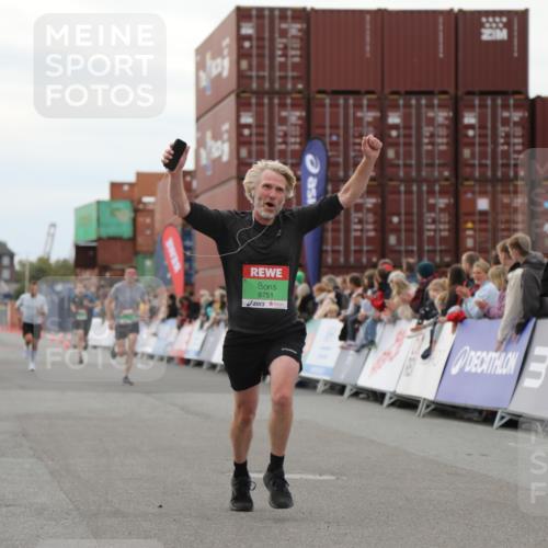 03.10.2025 - Köhlbrandbrückenlauf Yannick Fuchs http://msf.ph/oto/8984993 03.10.2025 15:57:04 Ziel 7041, 7593, 7618, 7882, 9751 meine-sportfotos.de