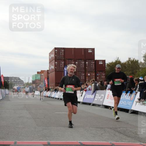 03.10.2025 - Köhlbrandbrückenlauf Yannick Fuchs http://msf.ph/oto/8985001 03.10.2025 15:57:05 Ziel 7041, 7593, 7618, 9751 meine-sportfotos.de