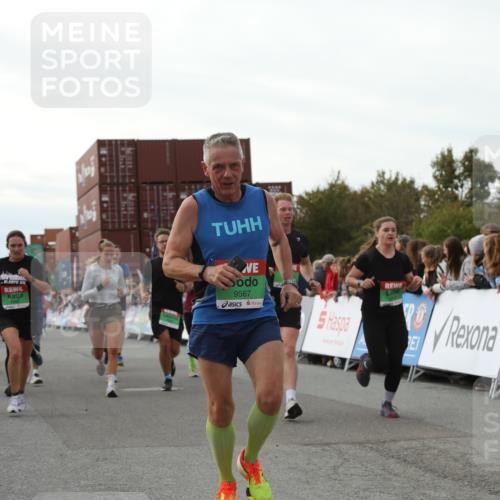 03.10.2025 - Köhlbrandbrückenlauf Yannick Fuchs http://msf.ph/oto/8985003 03.10.2025 16:09:47 Ziel 7272, 7305, 7306, 7452, 7498, 7583, 7742, 8814, 8826, 8834, 9024, 9097, 9181, 9567, 9600, 9671, 9748 meine-sportfotos.de
