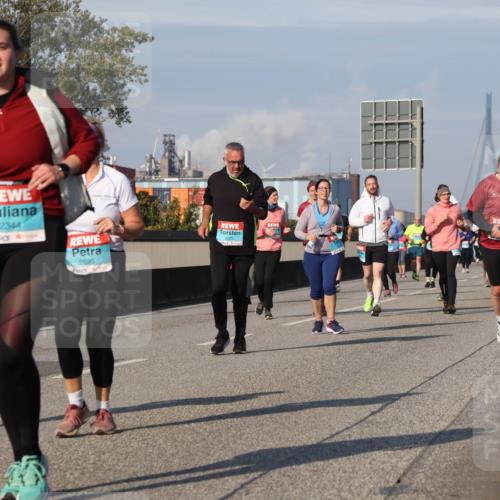 03.10.2025 - Köhlbrandbrückenlauf Luisa Fischer http://msf.ph/oto/8985046 03.10.2025 11:15:17 Position 3 2894, 2344, 2895 meine-sportfotos.de