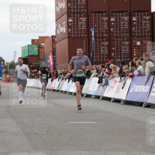 03.10.2025 - Köhlbrandbrückenlauf Yannick Fuchs http://msf.ph/oto/8985047 03.10.2025 15:57:08 Ziel 7041, 7107, 7593, 7618, 9032, 9751 meine-sportfotos.de
