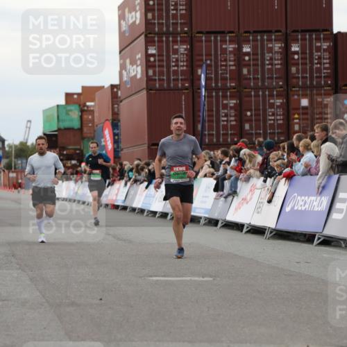 03.10.2025 - Köhlbrandbrückenlauf Yannick Fuchs http://msf.ph/oto/8985050 03.10.2025 15:57:08 Ziel 7041, 7107, 7593, 7618, 9032, 9751 meine-sportfotos.de