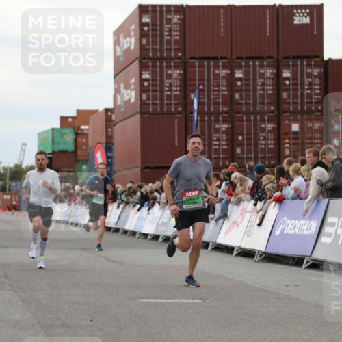 03.10.2025 - Köhlbrandbrückenlauf Yannick Fuchs http://msf.ph/oto/8985058 03.10.2025 15:57:09 Ziel 7041, 7107, 7593, 7618, 9032, 9751 meine-sportfotos.de