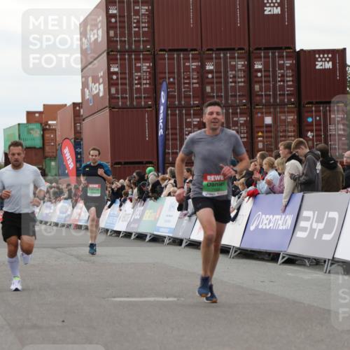 03.10.2025 - Köhlbrandbrückenlauf Yannick Fuchs http://msf.ph/oto/8985070 03.10.2025 15:57:09 Ziel 7041, 7107, 7593, 7618, 9032, 9751 meine-sportfotos.de