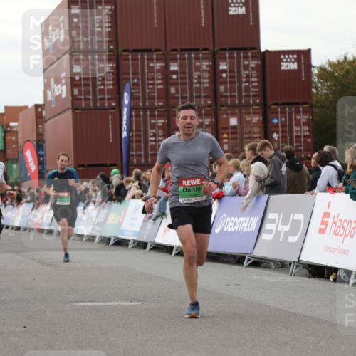 03.10.2025 - Köhlbrandbrückenlauf Yannick Fuchs http://msf.ph/oto/8985074 03.10.2025 15:57:10 Ziel 7041, 7107, 7593, 7618, 9032 meine-sportfotos.de