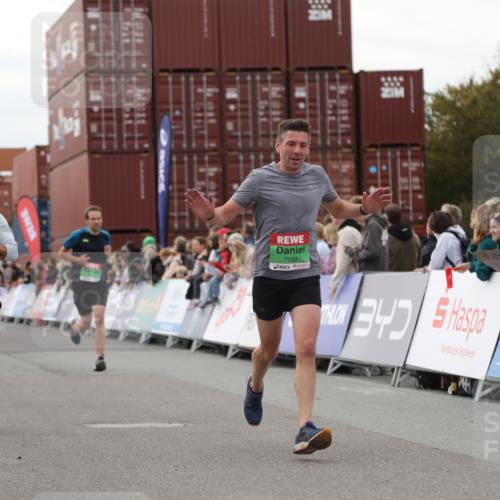 03.10.2025 - Köhlbrandbrückenlauf Yannick Fuchs http://msf.ph/oto/8985078 03.10.2025 15:57:10 Ziel 7041, 7107, 7593, 7618, 9032 meine-sportfotos.de