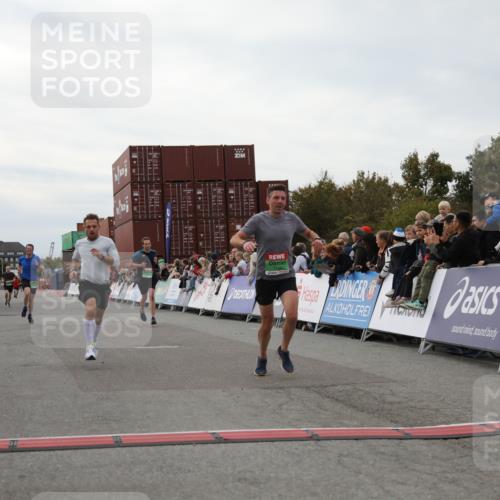 03.10.2025 - Köhlbrandbrückenlauf Yannick Fuchs http://msf.ph/oto/8985086 03.10.2025 15:57:11 Ziel 7107, 7593, 7618, 9032, 9087 meine-sportfotos.de