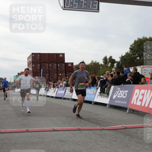 03.10.2025 - Köhlbrandbrückenlauf Yannick Fuchs http://msf.ph/oto/8985090 03.10.2025 15:57:11 Ziel 7107, 7593, 7618, 9032, 9087 meine-sportfotos.de