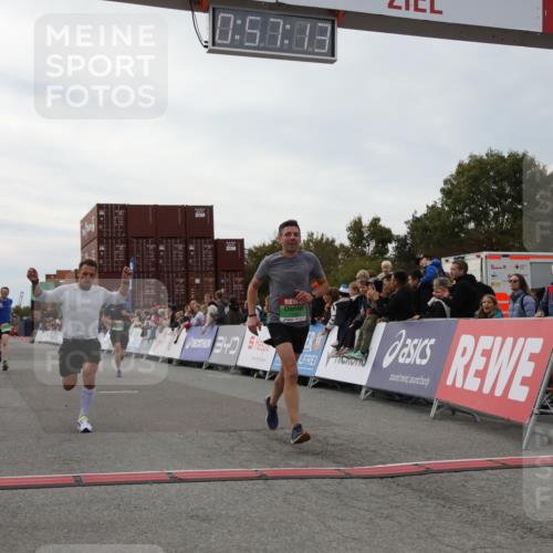 03.10.2025 - Köhlbrandbrückenlauf Yannick Fuchs http://msf.ph/oto/8985094 03.10.2025 15:57:11 Ziel 7107, 7593, 7618, 9032, 9087 meine-sportfotos.de