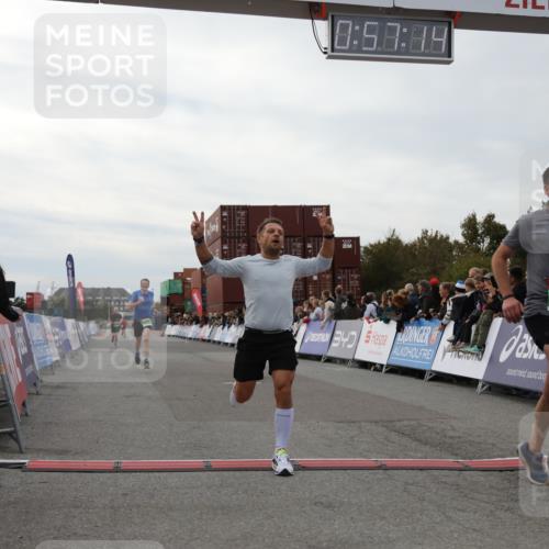 03.10.2025 - Köhlbrandbrückenlauf Yannick Fuchs http://msf.ph/oto/8985111 03.10.2025 15:57:12 Ziel 7107, 7593, 7618, 9032, 9087 meine-sportfotos.de