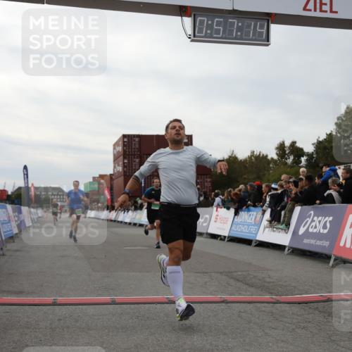 03.10.2025 - Köhlbrandbrückenlauf Yannick Fuchs http://msf.ph/oto/8985117 03.10.2025 15:57:12 Ziel 7107, 7593, 7618, 9032, 9087 meine-sportfotos.de