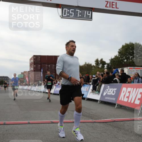 03.10.2025 - Köhlbrandbrückenlauf Yannick Fuchs http://msf.ph/oto/8985123 03.10.2025 15:57:12 Ziel 7107, 7593, 7618, 9032, 9087 meine-sportfotos.de