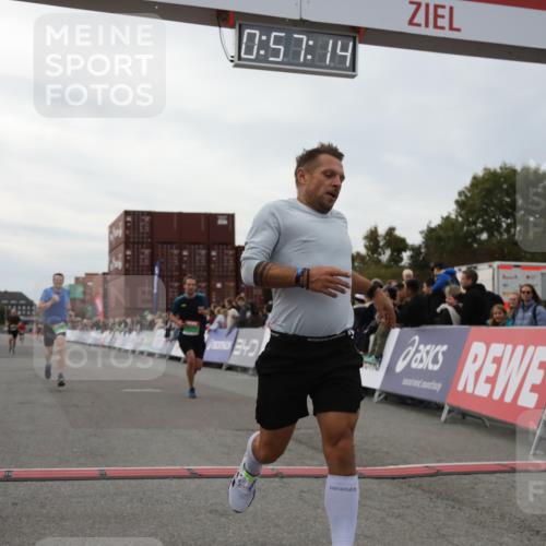 03.10.2025 - Köhlbrandbrückenlauf Yannick Fuchs http://msf.ph/oto/8985128 03.10.2025 15:57:12 Ziel 7107, 7593, 7618, 9032, 9087 meine-sportfotos.de