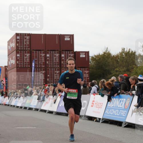 03.10.2025 - Köhlbrandbrückenlauf Yannick Fuchs http://msf.ph/oto/8985132 03.10.2025 15:57:13 Ziel 7107, 7593, 7618, 9032, 9087 meine-sportfotos.de