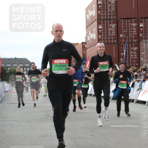 03.10.2025 - Köhlbrandbrückenlauf Yannick Fuchs http://msf.ph/oto/8985157 03.10.2025 16:09:54 Ziel 7175, 7205, 7272, 7742, 7743, 7753, 7863, 8014, 8817, 9028, 9181, 9341, 9600 meine-sportfotos.de