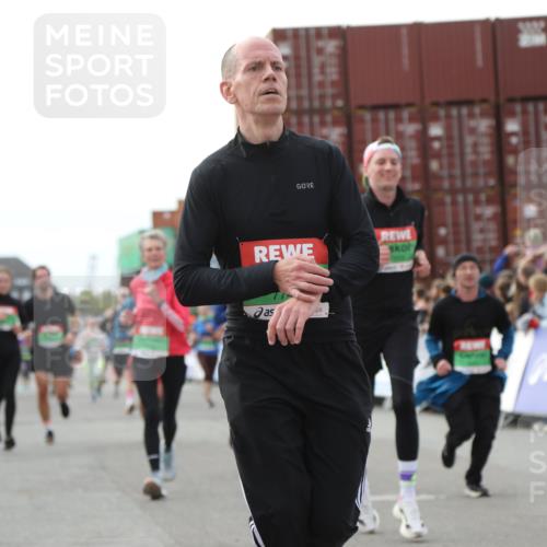 03.10.2025 - Köhlbrandbrückenlauf Yannick Fuchs http://msf.ph/oto/8985168 03.10.2025 16:09:55 Ziel 7175, 7205, 7742, 7743, 7753, 7863, 8014, 8817, 9028, 9341, 9601 meine-sportfotos.de