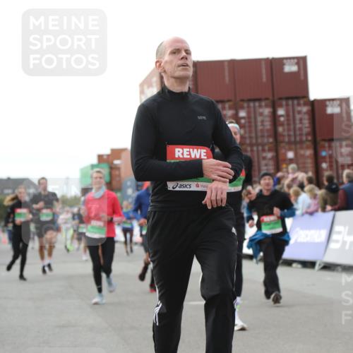 03.10.2025 - Köhlbrandbrückenlauf Yannick Fuchs http://msf.ph/oto/8985173 03.10.2025 16:09:55 Ziel 7175, 7205, 7742, 7743, 7753, 7863, 8014, 8817, 9028, 9341, 9601 meine-sportfotos.de
