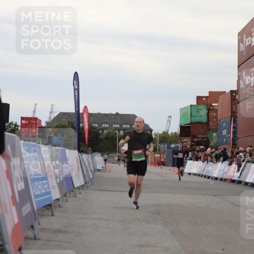 03.10.2025 - Köhlbrandbrückenlauf Yannick Fuchs http://msf.ph/oto/8985176 03.10.2025 15:57:16 Ziel 7107, 9032, 9087 meine-sportfotos.de