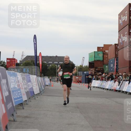 03.10.2025 - Köhlbrandbrückenlauf Yannick Fuchs http://msf.ph/oto/8985179 03.10.2025 15:57:16 Ziel 7107, 9032, 9087 meine-sportfotos.de