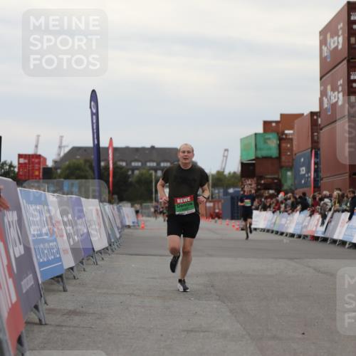 03.10.2025 - Köhlbrandbrückenlauf Yannick Fuchs http://msf.ph/oto/8985183 03.10.2025 15:57:17 Ziel 7107, 9032, 9087 meine-sportfotos.de