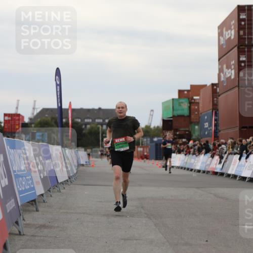 03.10.2025 - Köhlbrandbrückenlauf Yannick Fuchs http://msf.ph/oto/8985187 03.10.2025 15:57:17 Ziel 7107, 9032, 9087 meine-sportfotos.de